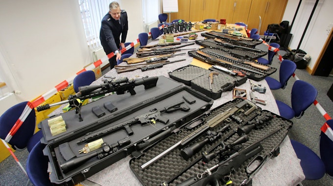 Sichergestellte Waffen von „Reichsbürgern“ im Polizeipräsidium in Wuppertal. Zu sehen sind mehrere Schusswaffen.