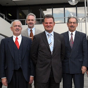 Das Foto zeigt Christoph Lorbach (2.vl.) 2004 bei der Verabschiedung als Bürgermeister.