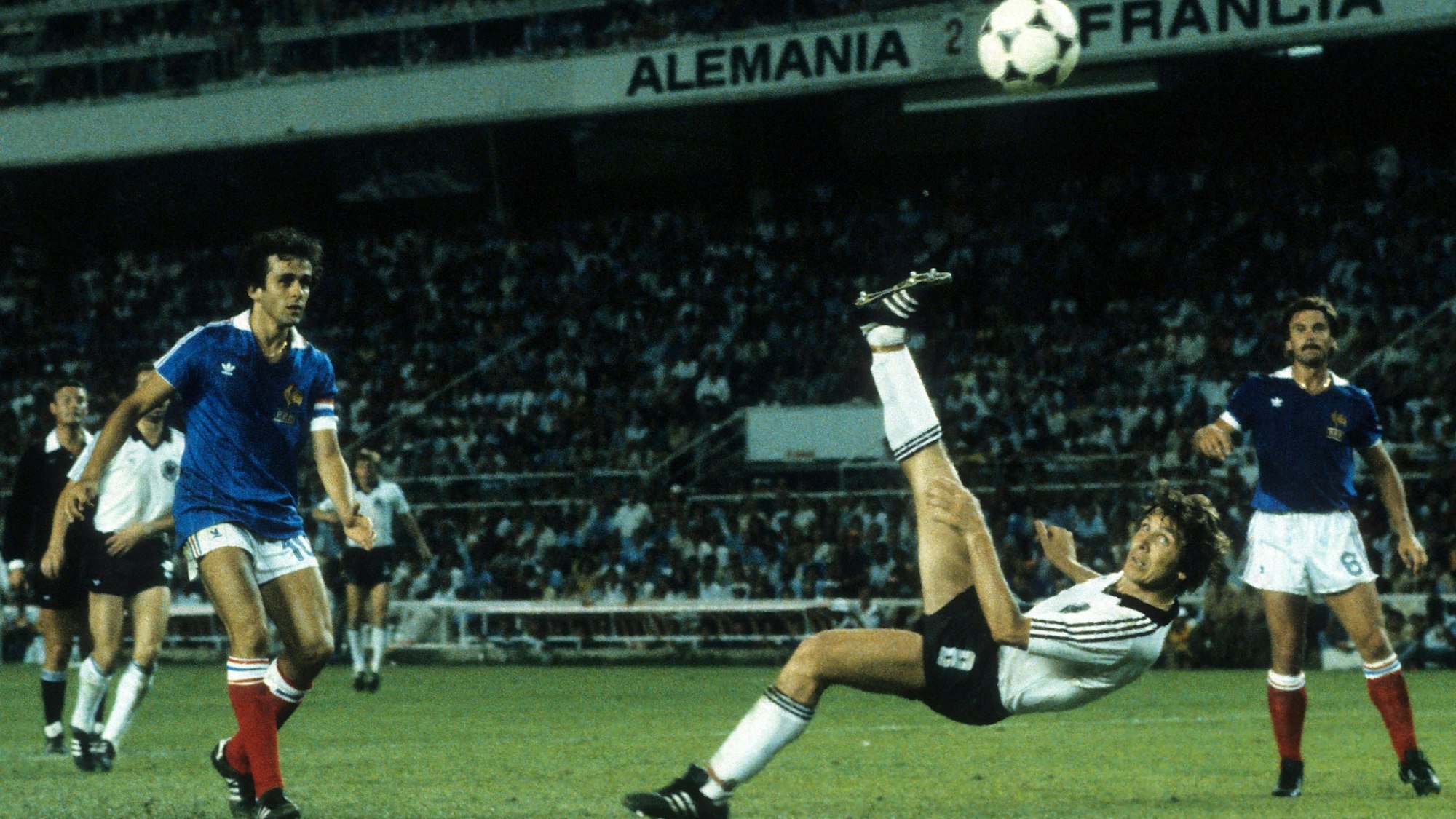 Im Halbfinale von Sevilla trifft Klaus Fischer am 8. Juli 1982 mit einem herrlichen Fallrückzieher zum 3:3 in der Verlängerung. Es folgt das erste Elfmeterschießen der WM-Geschichte.
