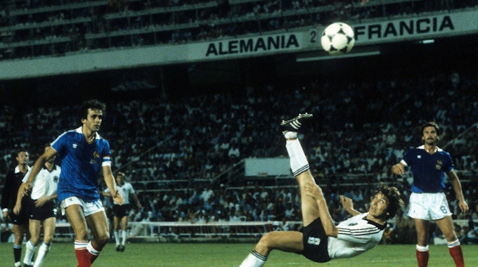 Im Halbfinale von Sevilla trifft Klaus Fischer am 8. Juli 1982 mit einem herrlichen Fallrückzieher zum 3:3 in der Verlängerung. Es folgt das erste Elfmeterschießen der WM-Geschichte.