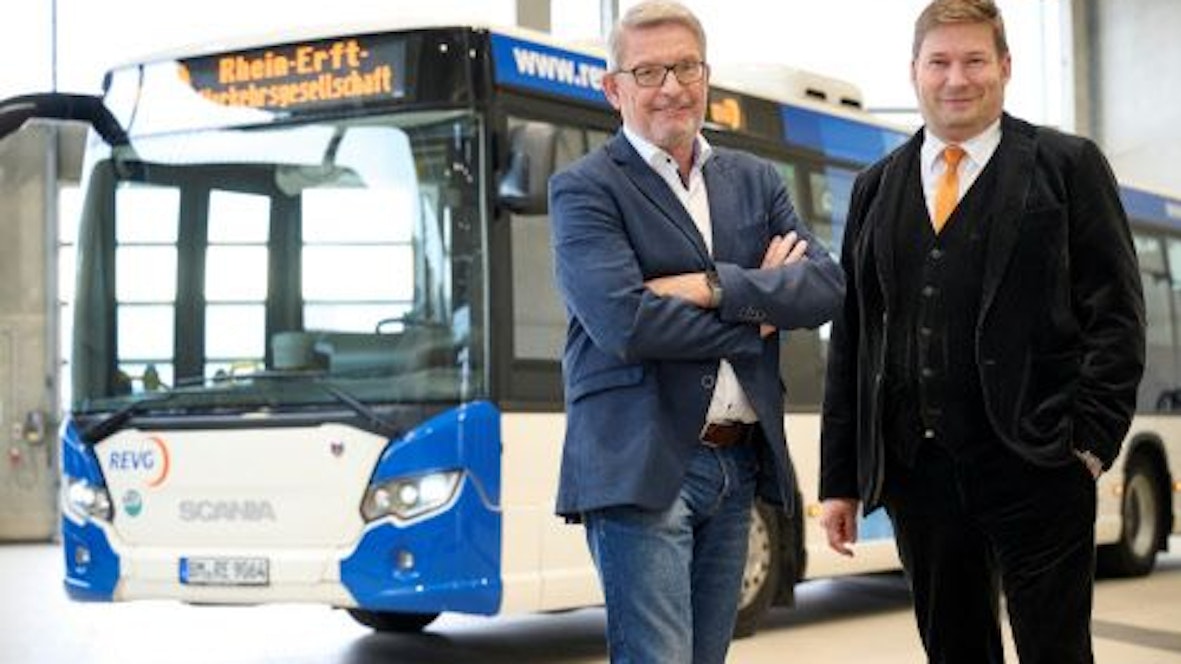Die REVG-Geschäftsführer Walter Reinarz und Martin Gawrisch stehen vor einem Linienbus.