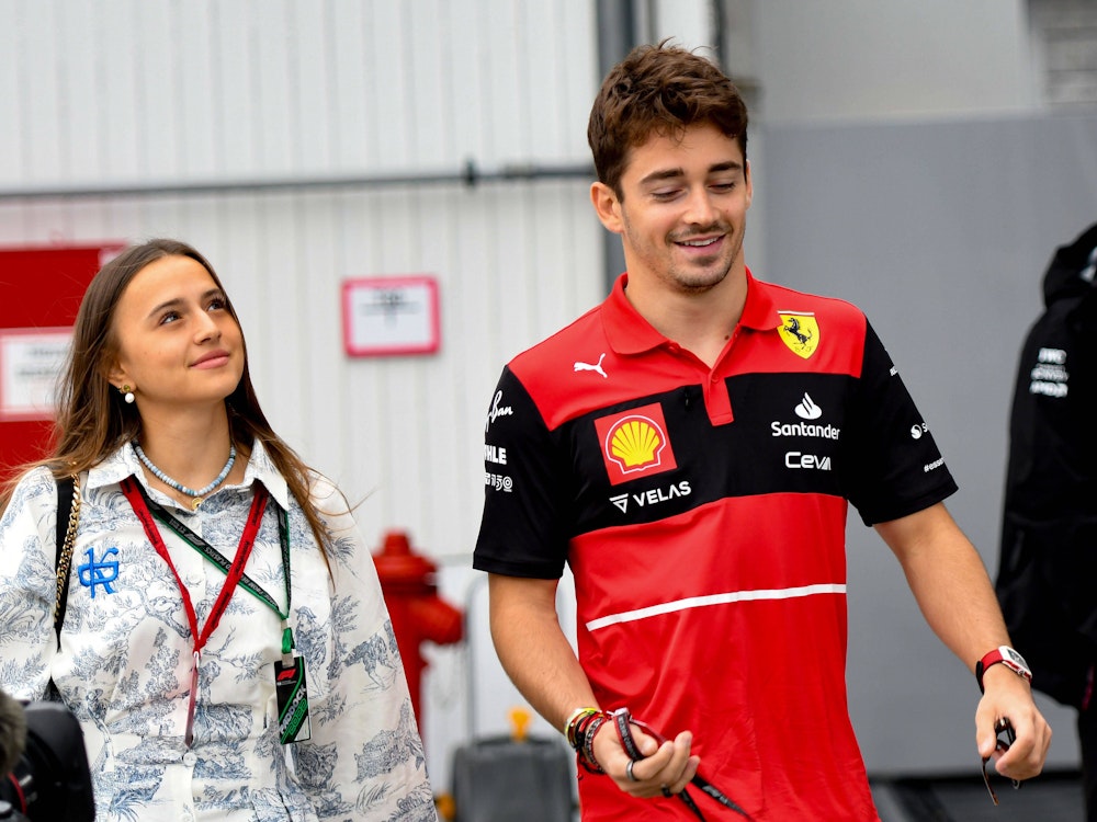 Charles Leclerc und Charlotte Siné vor dem Großen Preis der Formel 1 in Ungarn am 31. Juli 2022.