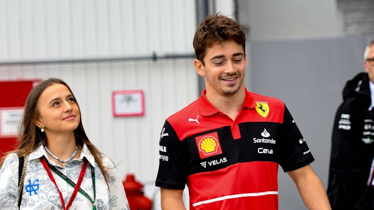 Charles Leclerc und Charlotte Siné vor dem Großen Preis der Formel 1 in Ungarn am 31. Juli 2022.