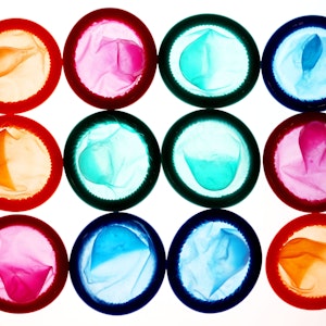 Kondome liegen auf einem Leuchttisch.