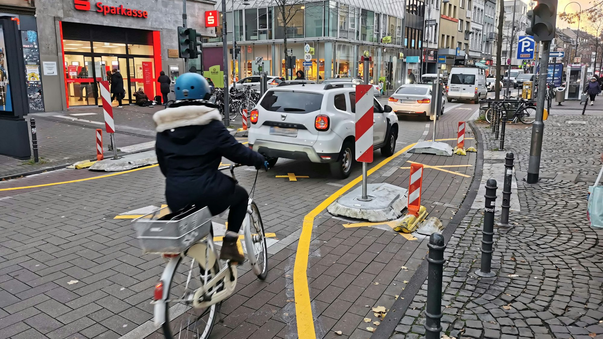 Der Verkehrsversuch auf der Venloer Straße mündet stellenweise in Chaos, hier ein Bild von Dezember 2022.