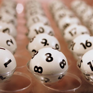 Die Kugeln für die Ziehung der Lottozahlen liegen in einem Fernsehstudio des ZDF vor der Ziehung bereit.