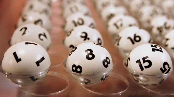Die Kugeln für die Ziehung der Lottozahlen liegen in einem Fernsehstudio des ZDF vor der Ziehung bereit.