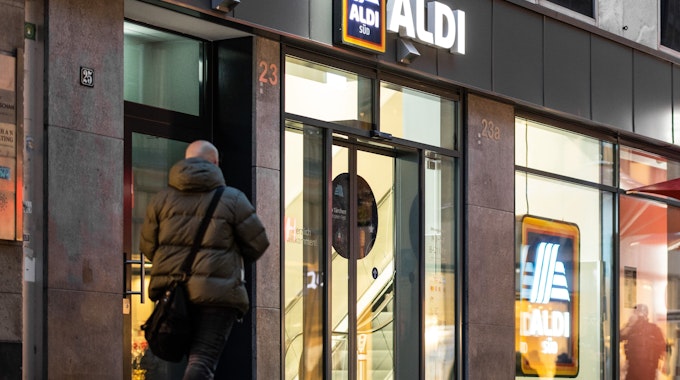 Eine Aldi Süd Filiale steht in einer Fußgängerzone der Düsseldorfer Innenstadt. Aldi und Lidl drängen mit ihren Filialen mehr und mehr in die deutschen Innenstädte. (zu dpa «Vollgas Richtung Innenstadt: Discounter drängen in die Fußgängerzonen») +++ dpa-Bildfunk +++