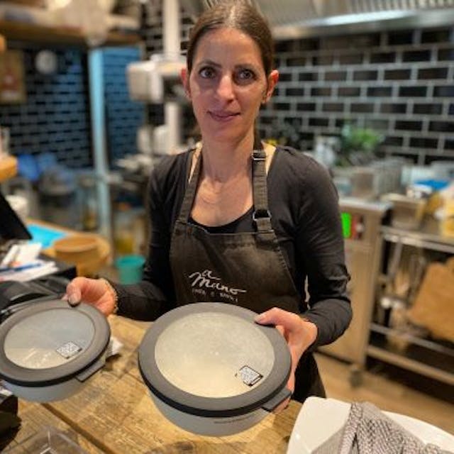 Sophie Gerasis in der Küche ihres Brühler Restaurants „A Mano Pasta e Basta“. Sie füllt die Pasta, Salate und Desserts in mikrowellentaugliche Kunststoffboxen eines Mehrweggeschirr-Anbieters.