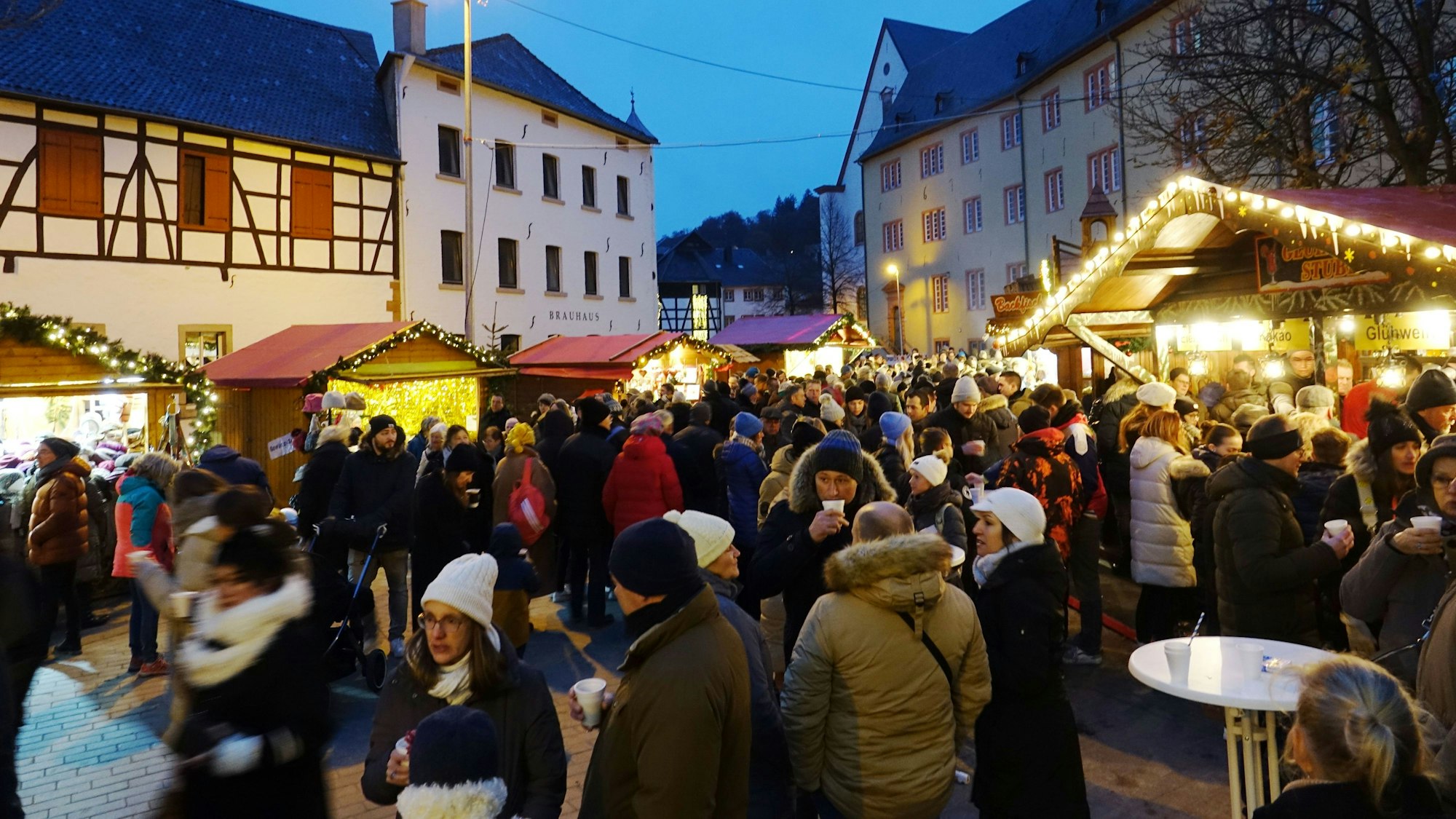 Viele Menschen besuchen den Weihnachtsmarkt in Bad Münstereifel.