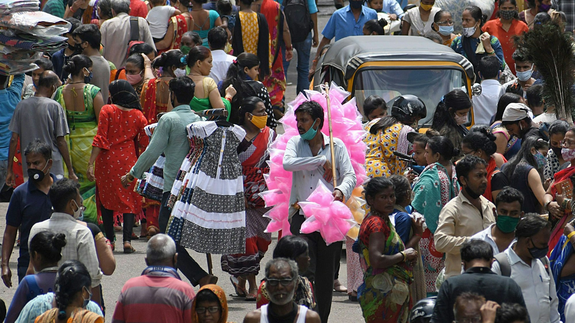 Menschen auf einem indischen Wochenmarkt