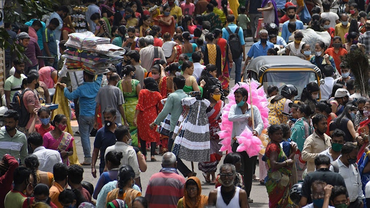 Menschen auf einem indischen Wochenmarkt