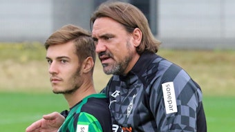 DFB-Nationalspieler und Gladbach-Profi Florian Neuhaus (l.) mit seinem Trainer Daniel Farke (r.) im Borussia-Park. Hier zu sehen am 27. Juni 2022. Farke umarmt Neuhaus und spricht mit ihm.