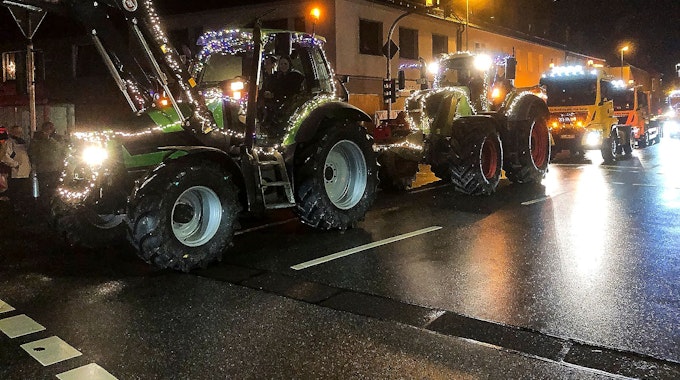 Mit Lichtern geschmückte Traktoren waren 2021 im Lichterzug in Gemünd zu sehen.