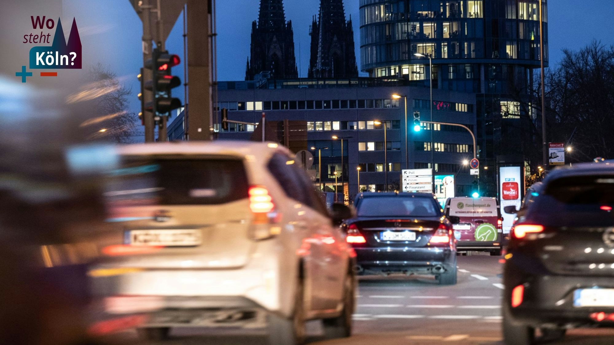 Autos im abendlichen Berufsverkehr in Köln-Deutz.
