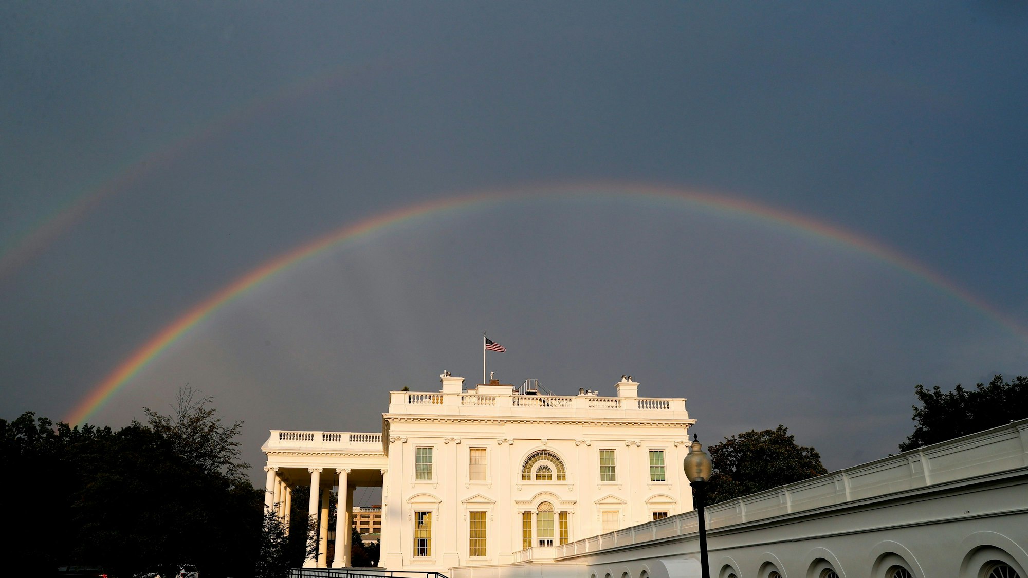 Ein doppelter Regenbogen steht am Himmel über dem Weißen Haus.