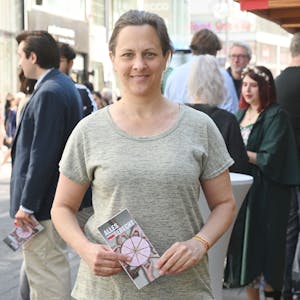 Nicolin Gabrysch hält einen Flyer der Partei Die Linke.&nbsp;