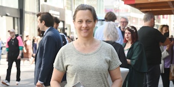 Nicolin Gabrysch hält einen Flyer der Partei Die Linke.