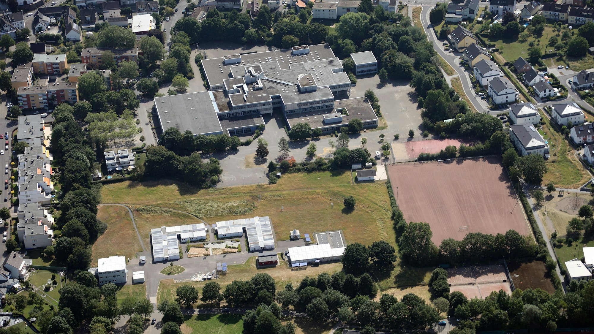 Luftbild von der Integrierten Gesamtschule Paffrath in Bergisch Gladbach.