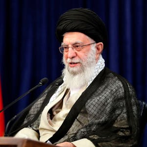 Ajatollah Ali Chamenei, Oberster Führer und geistliches Oberhaupt des Iran, spricht während einer Videokonferenz mit Beamten des Bildungsministeriums in Teheran.