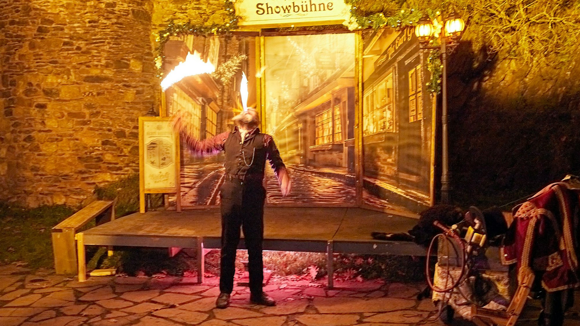 Auf der Showbühne des Charles-Dickens-Weihnachtsmarktes in Heimbach spuckt Micha Mangafueco Feuer.