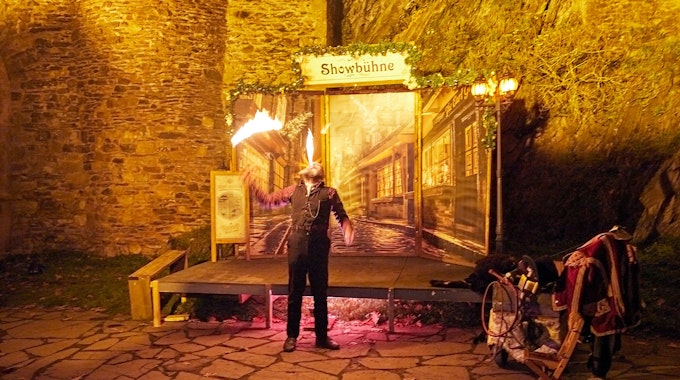 Auf der Showbühne des Charles-Dickens-Weihnachtsmarktes in Heimbach spuckt Micha Mangafueco Feuer.