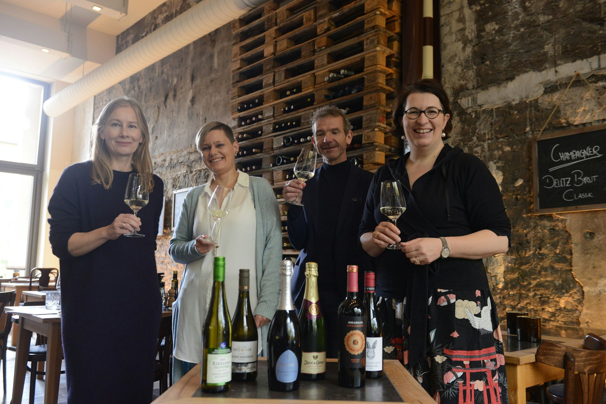 Bei der Weinprobe: Eva Fiedler, Sommelière Annette Schwarz, Joachim Frank und Romana Echensperger.