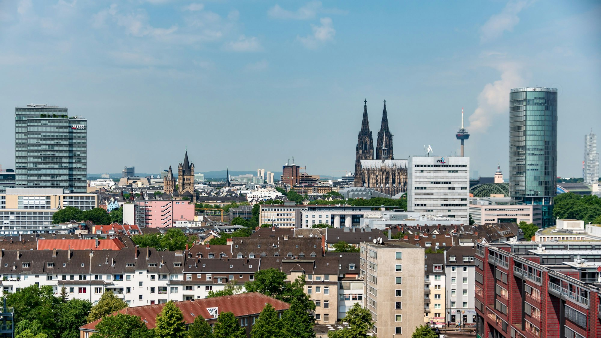 Köln von oben: Das Panoramabild zeigt den Blick auf die Innenstadt von Deutz aus, zu sehen sind unter anderemder Kölner Dom, der LVR-Turm, der Colonius-Fernsehturm sowie das Stadthaus.