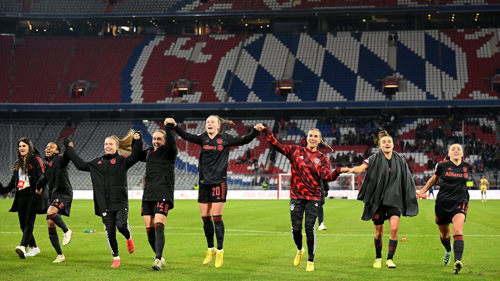 Bayern-München-Frauen feiern den Sieg.
