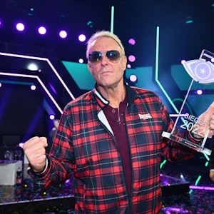 Rainer Gottwald hält den „Promi Big Brother“-Pokal in den Händen.