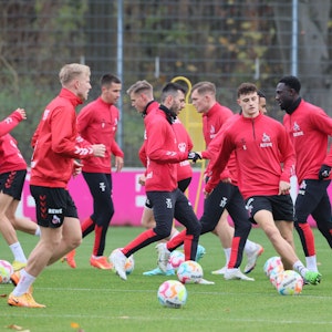 Die Spieler des 1. FC Köln um Eric Martel (am Ball) nahmen am Donnerstag das Training wieder auf.