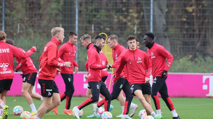 Die Spieler des 1. FC Köln um Eric Martel (am Ball) nahmen am Donnerstag das Training wieder auf.