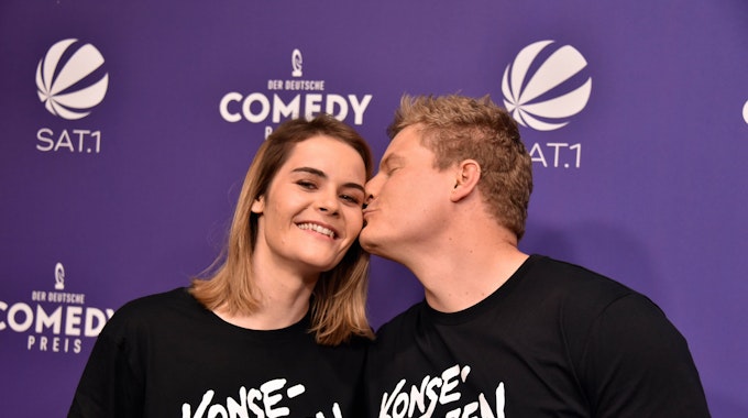 Comedian Thomas Spitzer küsst seine Frau Hazel.