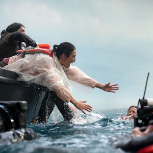 Dreharbeiten im Wasser: Eine Protagonistin der Serie lehnt sich aus einem Boot. Drumherum filmen Kameraleute die Szene.