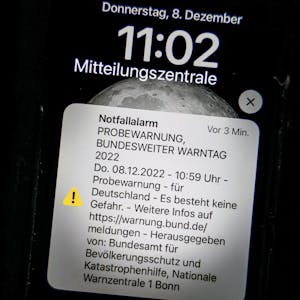 Eine Probewarnung, die über Cell Broadcasting versandt wurde, erscheint am bundesweiten Warntag als Push-Nachricht auf einem Smartphone.