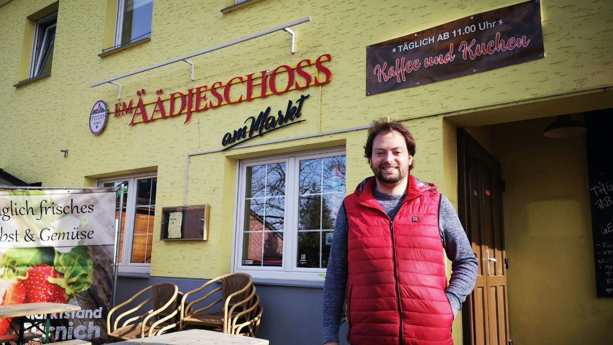 Dominic Ide steht vor seinem Restaurant Em Äädjeschoss, in Kerpen.