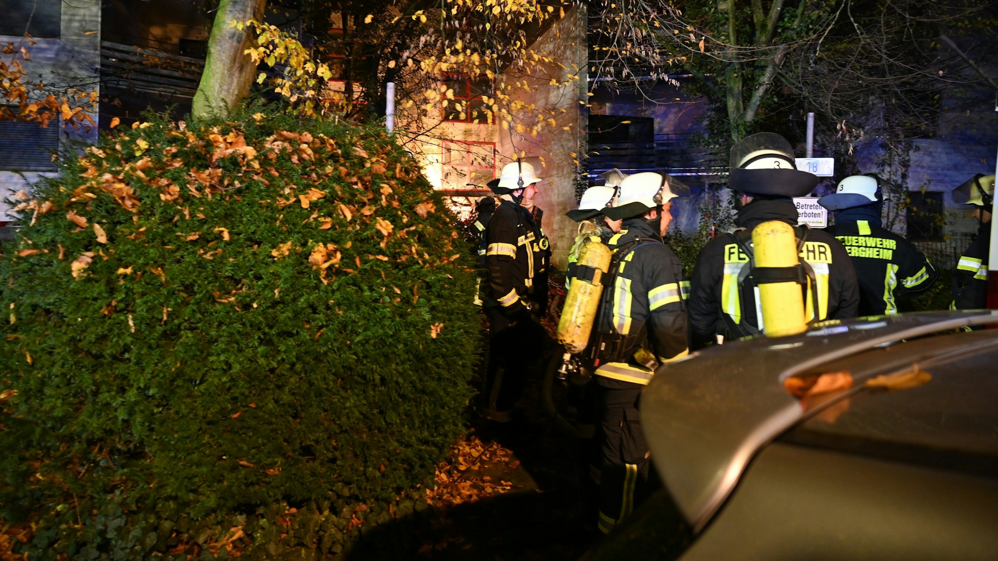 Mehrere Feuerwehrleute stehen vor dem leerstehenden Haus in Bergheim-Ahe. Sie konnten das Feuer schnell löschen.