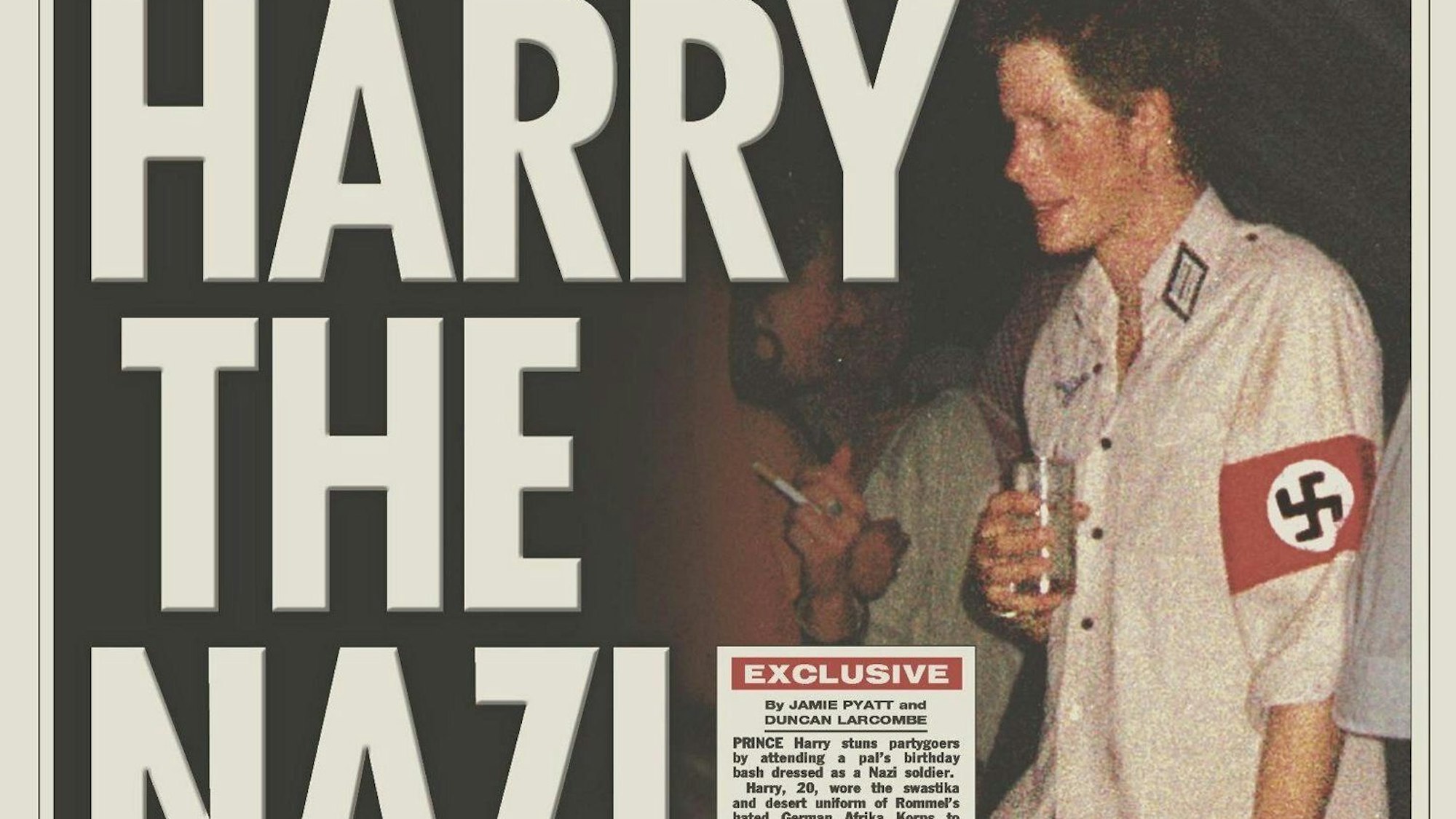 Zeitungsausschnitt von 2005:Prinz Harry steht mit Drink und Zigarette im weißen Hemd mit Hakenkreuzbinde auf einer Party.