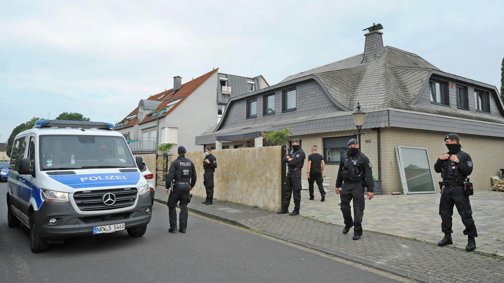 Polizeibeamte stehen in Rheindorf vor dem Haus von Badia Al Zein, der zum Al Zein Clan gezählt wird.