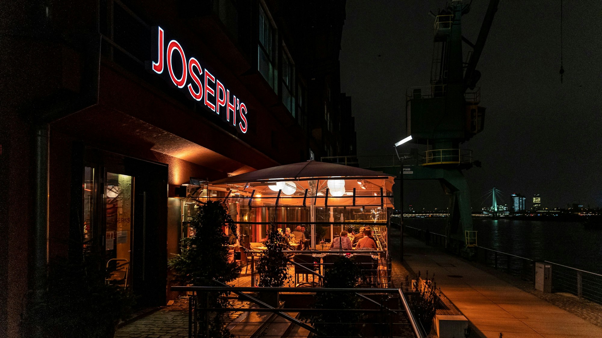 Die Terrasse des Restaurant Joseph's im Rheinauhafen