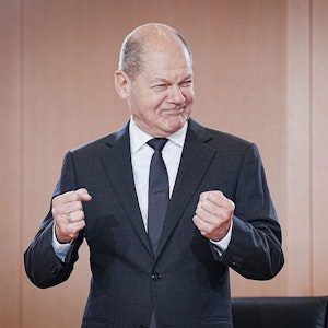 Bundeskanzler Olaf Scholz (SPD) hält während der Sitzung des Bundeskabinetts anlässlich des ersten Geburtstags der Ampelkoalition eine kurze Ansprache im Bundeskanzleramt.