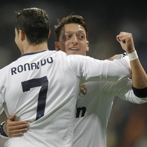 Mesut Özil umarmt Cristiano Ronaldo nach dem Spiel gegen Galatasaray Istanbul am 3. April 2013 in der UEFA Champions League.