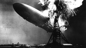 Das deutsche Luftschiff LZ 129 "Hindenburg" geht bei seiner ersten Nordatlantik-Fahrt auf dem Flugplatz im amerikanischen Lakehurst/New Jersey in Flammen auf (Archivbild vom 6.5.1973). Von den 97 Passagieren des Zeppelins kamen 36 ums Leben, außerdem starben 22 Besatzungsmitglieder. Der verheerende Brand markierte das Ende der Zeppelin-Ära.
