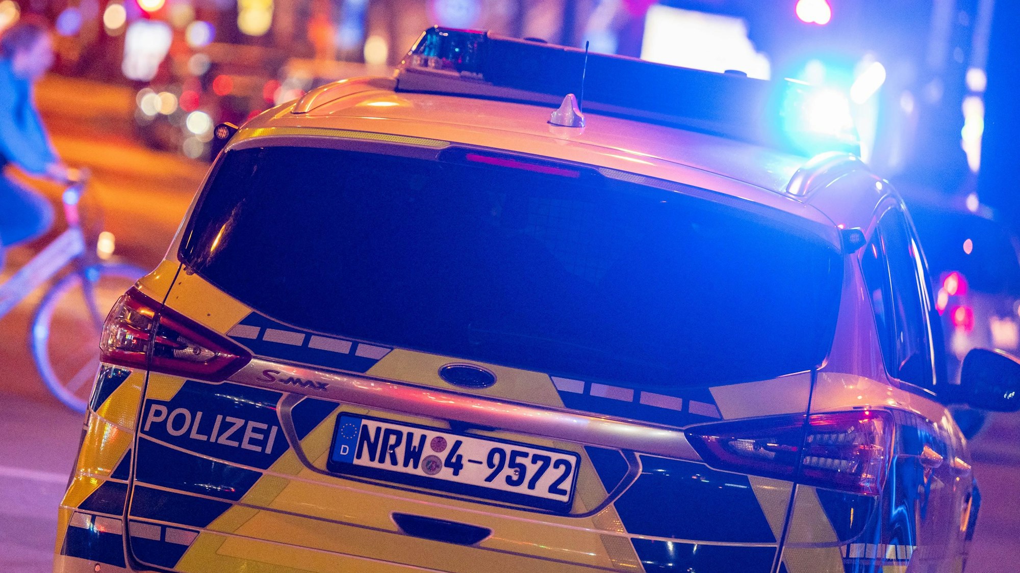 Die Polizei ist in Köln in der Nacht mit Blaulicht im Einsatz. (Symbolbild)