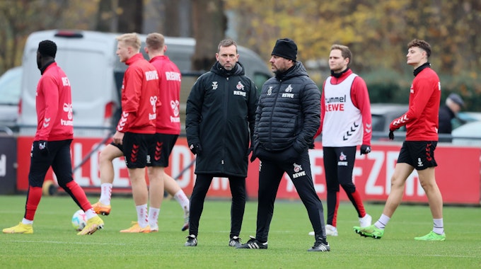 Steffen Baumgart tauscht sich beim Training des 1. FC Köln mit Assistent André Pawlak aus.