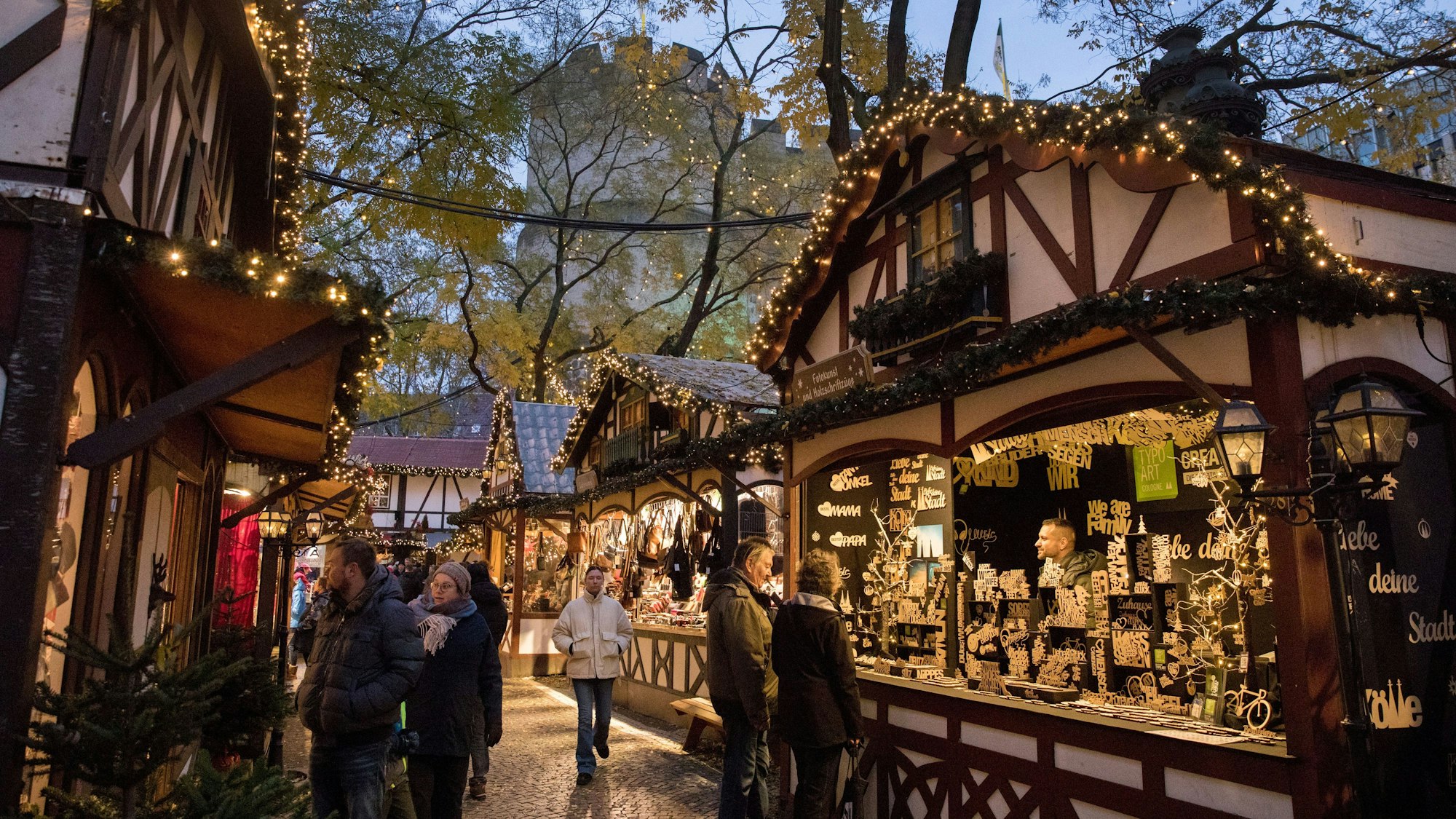Buden auf dem Weihnachtsmarkt auf dem Rudolfplatz