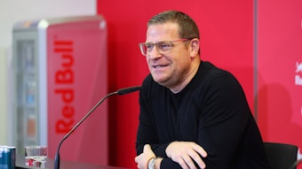 Ex-Gladbach-Manager Max Eberl hat sich am Freitag (9. Dezember 2022) bei seinem neuen Klub RB Leipzig während einer Pressekonferenz vorgestellt. Eberl spricht in ein Mikrofon, dabei lächelt er.