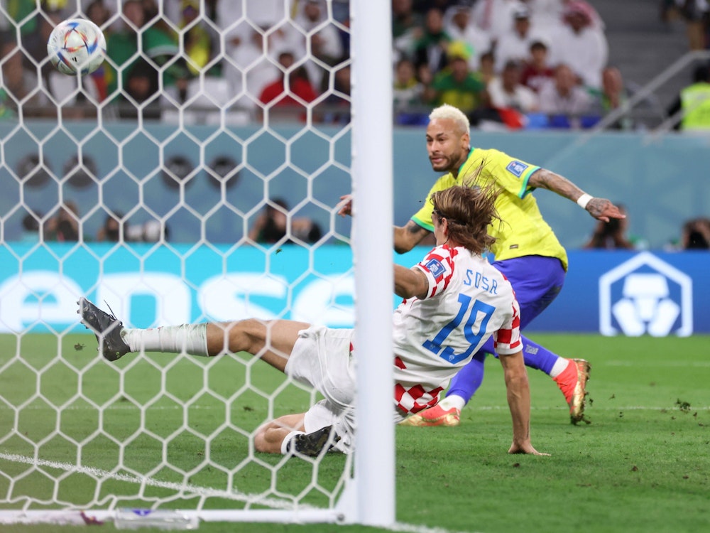 Neymar umkurvt im WM-Viertelfinale gegen Kroatien seinen Gegenspieler und macht ein Tor.
