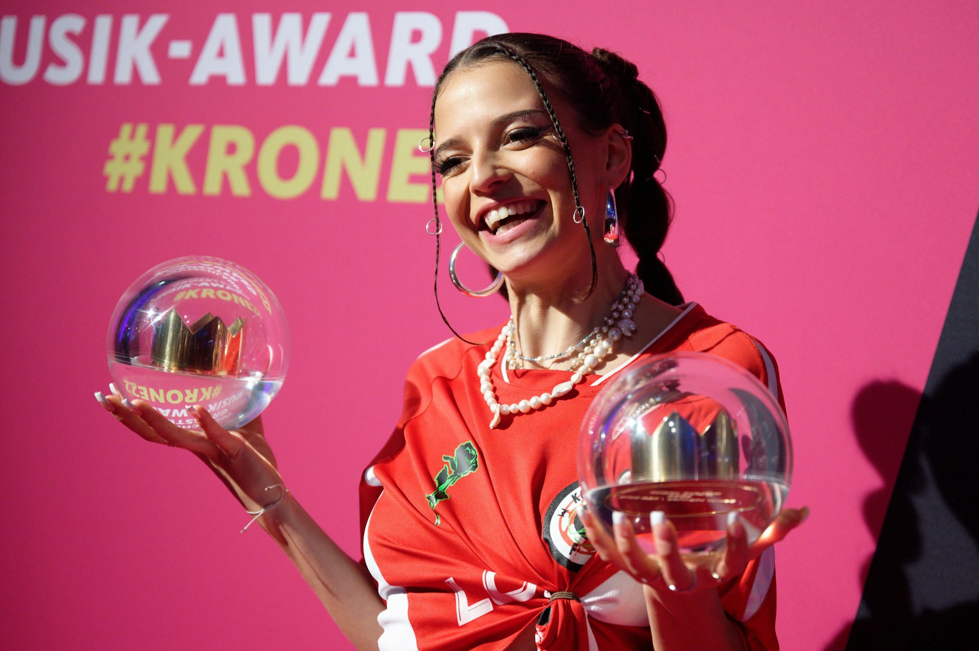 08.12.2022, Nordrhein-Westfalen, Bochum: Die Sängerin Nina Chuba freut sich nach der Verleihung der 1Live Krone in der Jahrhunderthalle über den Preis in den Kategorien "Beste Newcomerin" und "Bester Hip-Hop / R&B Song"