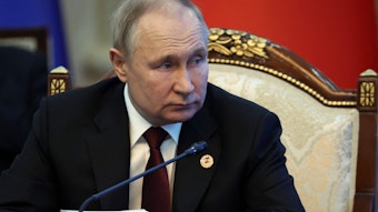 Wladimir Putin sitzt beim Treffen des „Supreme Eurasian Economic Council“ in Kirgisistan an einem Tisch.